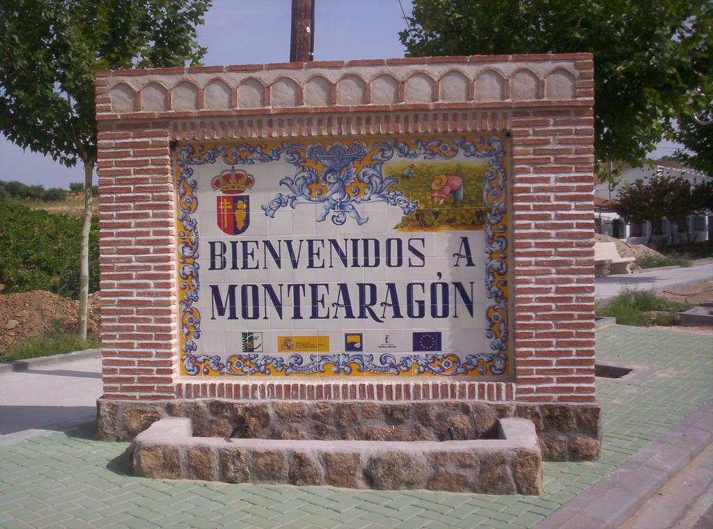 Hotel Hostal La Aldaba Montearagon Exterior foto
